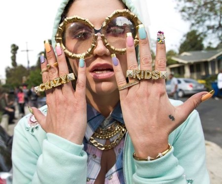 Lo mismo a Ke$ha se le ha ido la cabeza por completo en 'Crazy Kids'