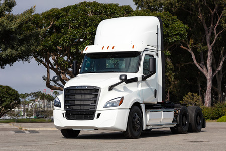 Daimler entrega los primeros camiones eléctricos Freightliner eCascadia a clientes de Estados Unidos