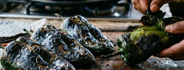 3 métodos para asar chiles poblanos y pelarlos sin que se te rompan: los trucos perfectos para rellenar o hacer rajas 