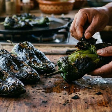 3 métodos para asar chiles poblanos y pelarlos sin que se te rompan: los trucos perfectos para rellenar o hacer rajas 