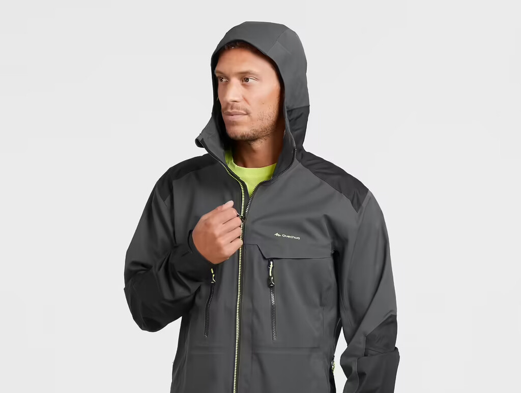 La chaqueta impermeable más ligera, perfecta para acompañarte en la montaña en días de lluvia, se encuentra con rebaja en Decathlon