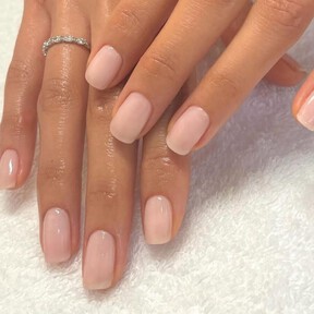 No llevar esmalte es el nuevo rojo: las uñas sin pintar son la gran tendencia en manicura y pedicura este verano 