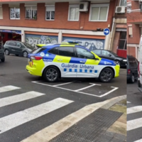 "A ver cuántas se lleva". Barcelona tiene nuevas plazas de aparcamiento para motos, pero tienen un problema: están en medio de la carretera 