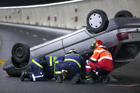 Coche volcado en accidente de tráfico