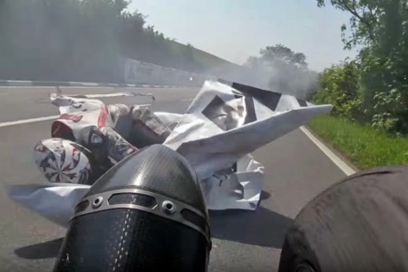 La muerte pasa rozando a James Cowton en el IOMTT, sin consecuencias por milímetros