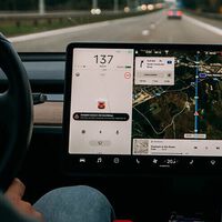 Tesla va a dejar que pruebes en España su sistema de conducción 'autónomo total' pero con alguien conduciendo. Una experiencia que arranca hoy