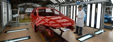 La fabricación de coches, amenazada por la escasez de semiconductores: habrá menos producción y precios más caros