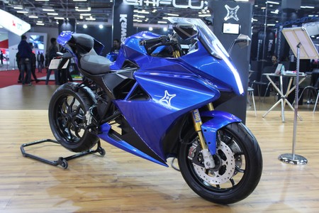 Eléctrica, con 70 cv y 200 km de autonomía: La Emflux One quiere poner las pilas a las motos deportivas medias