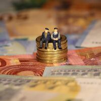 El ministro Escrivá se hace trampas al solitario: el problema de las pensiones no se arreglará ni con inmigración ni con natalidad