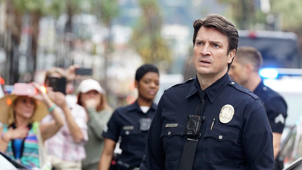 «Tengo que compartir la verdad con vosotros». La actriz que abandonó ‘The Rookie’ tras denunciar haber sido acosada sexualmente en la serie con Nathan Fillion y que nadie la creyese