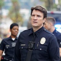 "Tengo que compartir la verdad con vosotros". La actriz que abandonó 'The Rookie' tras denunciar haber sido acosada sexualmente en la serie con Nathan Fillion y que nadie la creyese 