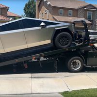 “Solo quiero que funcione bien”. Se compra una Tesla Cybertruck de 90.000 euros hace seis meses. Lleva ocho visitas al taller y se la devuelven igual de rota