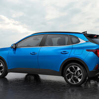 Cómodo auto con motor económico y fabricado en México. Tiene detalles estilo SUV y 7 años de garantía 