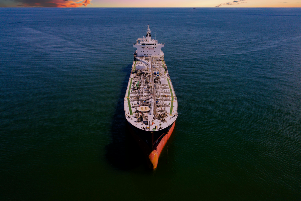 Los barcos petroleros están cambiando de ruta para evitar el estrecho de Ormuz. Quién va a pagar el desvío: nosotros 
