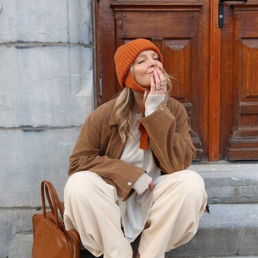 Estas son las zapatillas más calentitas de Skechers: con vibes de botines australianos y color gris topo