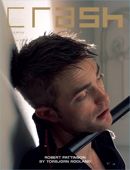 Robert Pattinson vestido de Dior en la portada de la revista Crash