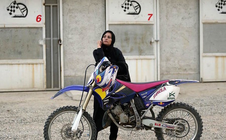 Asia Moto Iran Mujer