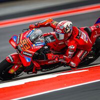 Marc Márquez controla la reacción de un Pecco Bagnaia que le forzó a hacer una de sus salvadas milagrosas en Austin 
