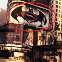 Si paras Soy Leyenda en el minuto 7:45 verás un detalle que adelantó el futuro que le esperaba al universo cinematográfico de DC