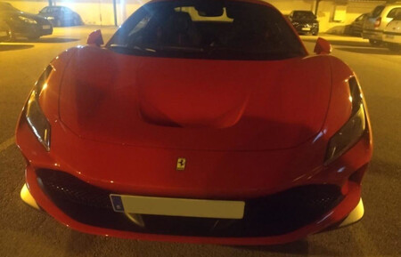 Ferrari F8 Spider en las dependencias de la Guardia Civil