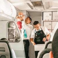 El precioso gesto de un auxiliar de vuelo, que ayuda a calmar a una bebé que lloraba
