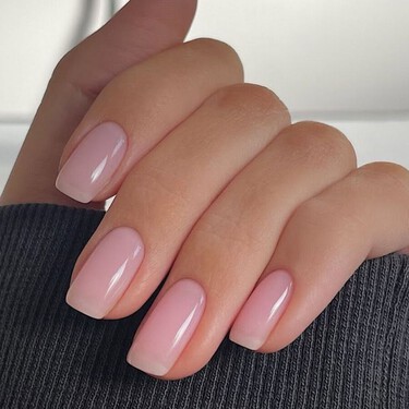 Si eres de las que no tiene mucho tiempo para ir al salón de belleza, esta manicura tendencia te interesa