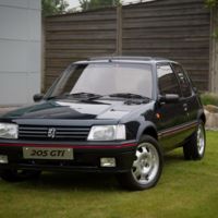 Este es el magnífico resultado de pedir a unos aprendices que restauren un Peugeot 205 GTi