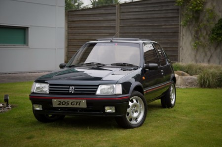 Este es el magnífico resultado de pedir a unos aprendices que restauren un Peugeot 205 GTi