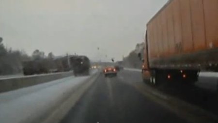 Hay gente con mucha suerte edición XXXI: espectacular accidente de camión en Canadá