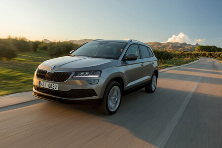El Skoda Karoq más barato llega con motores gasolina y diésel, y hasta cámaras por los cuatro costados