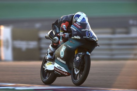 John McPhee sorprende en Argentina y lidera unos lentos entrenamientos libres en la categoría de Moto3