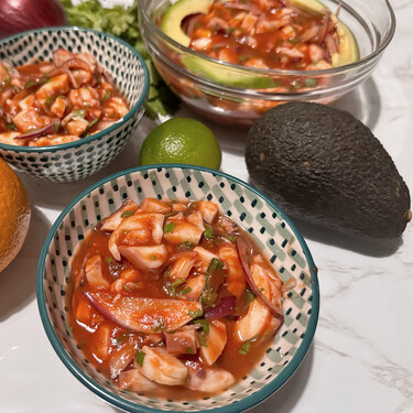 Bien podría ser un ceviche, pero es mucho más: la receta mexicana con la que disfrutar de marisco fresquito sin complicarte 