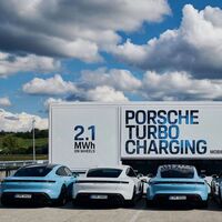 Porsche ha desarrollado siete camiones de carga móvil, y cada uno puede cargar ¡hasta 10 Porsche Taycan a la vez!