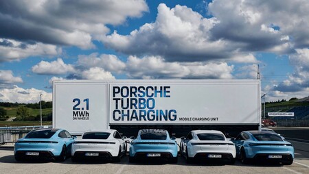 Porsche ha desarrollado siete camiones de carga móvil, y cada uno puede cargar ¡hasta 10 Porsche Taycan a la vez!