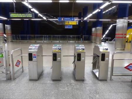 支払いプロセスは改札口でチケットを認証する際に自動的に行われます (画像: Wikimedia Commons )