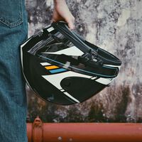 Una ciudad prohibió a los motociclistas usar cascos integrales, esto como medida para combatir el terrorismo