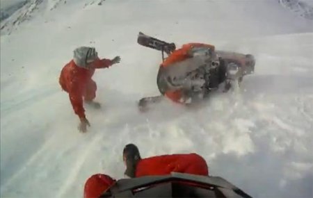 Avalancha con moto de nieve
