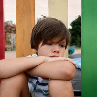 Niños que no juegan: qué nos dice el silencio en el patio y cómo acompañarlo 