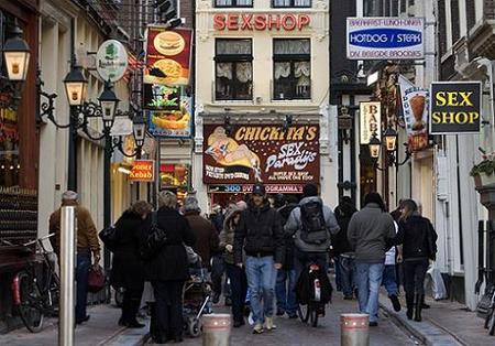 Amsterdam reduciría la cantidad de coffee shops y escaparates del distrito rojo