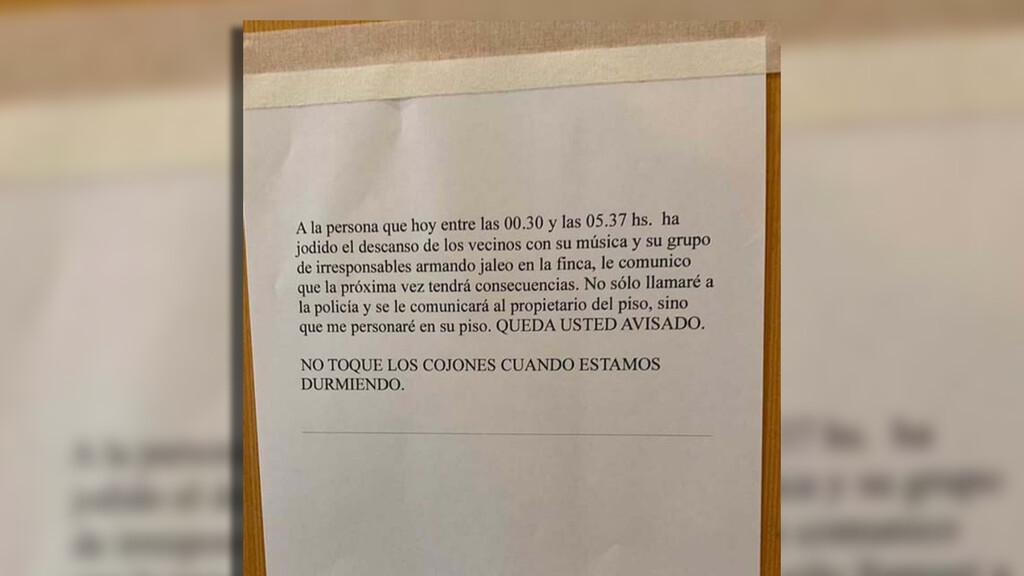 Lo más maravilloso de vivir en pisos es ver los mensajes pasivo agresivos que se dejan los vecinos en la puerta 