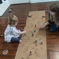 Una caja de cartón y esmaltes: el sencillo truco viral de una madre para entretener a sus hijas durante la cuarentena