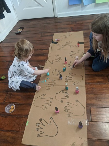 Una caja de cartón y esmaltes: el sencillo truco viral de una madre para entretener a sus hijas durante la cuarentena
