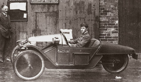 Albert Ball en su Morgan