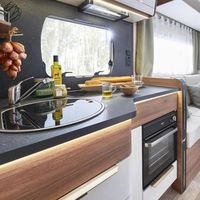 Esta autocaravana es un modelo de acceso pero hará que no eches de menos tu casa, porque tiene hasta vestidor