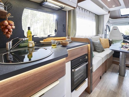 Esta autocaravana es un modelo de acceso pero hará que no eches de menos tu casa, porque tiene hasta vestidor