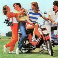 Algunos ven en el patinete eléctrico la solución definitiva para los atascos. La realidad es que fue el vespino quien cambió todo 