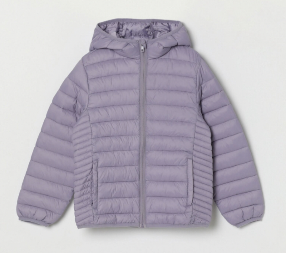 Cazadora acolchada ligera con capucha. Dispone de dos bolsillos laterales y acabado de vivo elástico en contraste tanto en puños, capucha y bajo para una mayor adaptabilidad y confort. Su cierre es central de cremallera con acabado de protector de barbilla. Además, su interior está en contraste de color con el exterior y cuenta con 2 bolsillos interiores muy cómodos y prácticos. Su composición y estructura hacen de ella una prenda muy ligera y práctica tanto para actividades al aire libre, como para el día a día.