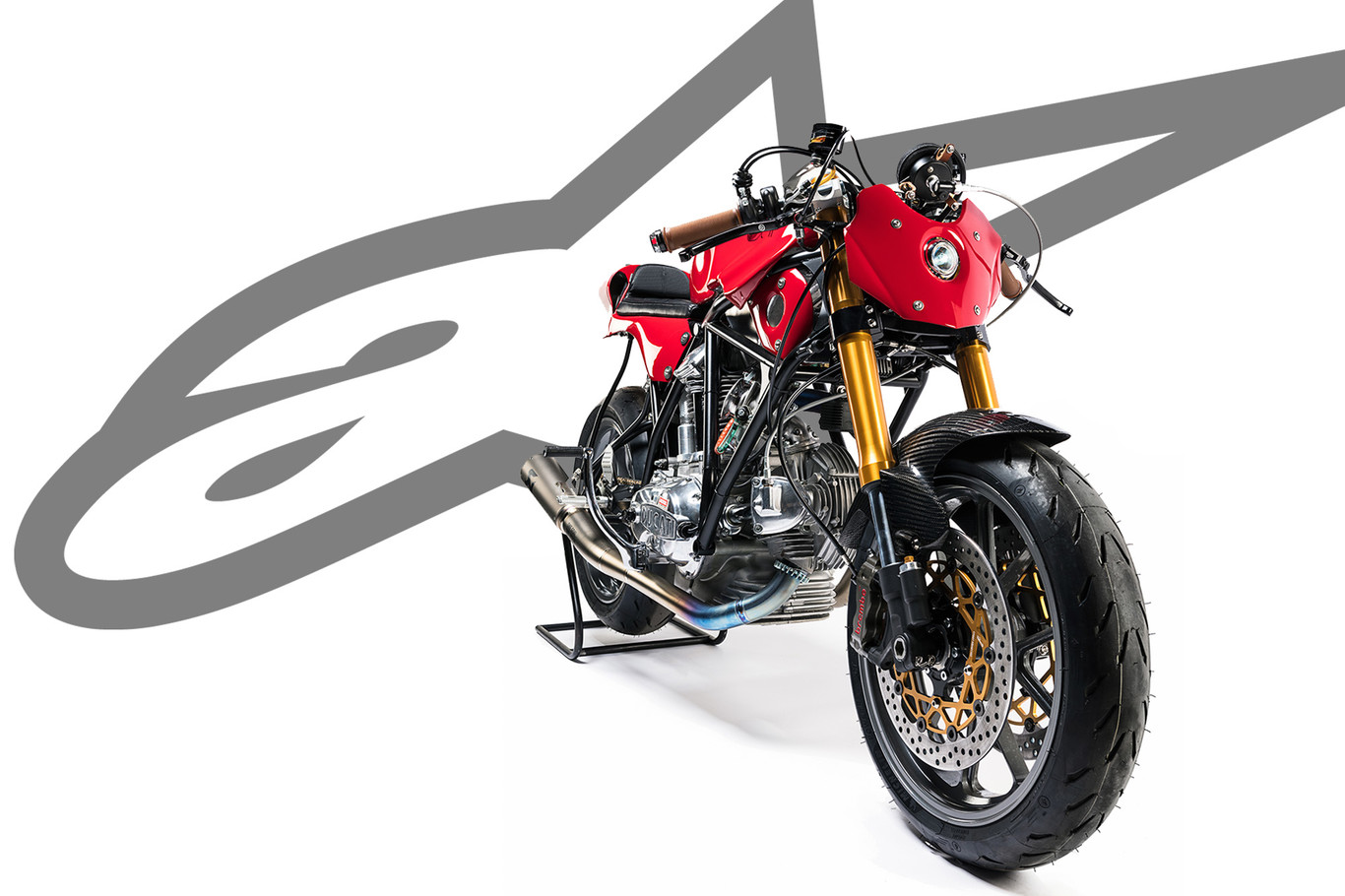 Alpinestars celebra su 55 cumpleaños con una preciosa Ducati 750 restomod por Deus Ex Machina 