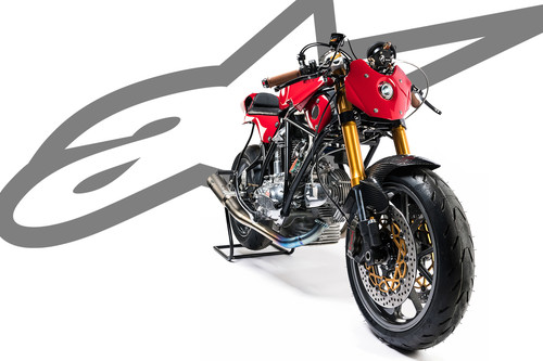 Alpinestars celebra su 55 cumpleaños con una preciosa Ducati 750 restomod por Deus Ex Machina 