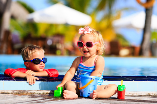 Verano con niños: 13 imprescindibles para una tarde de piscina con el bebé